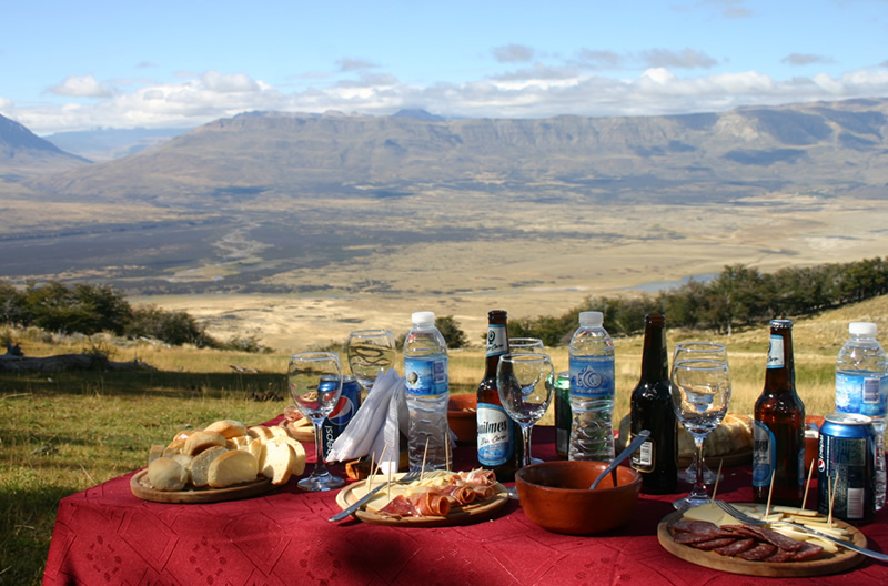 Special services include catering groups in natural viewpoints on the hill. Centinela Valley.